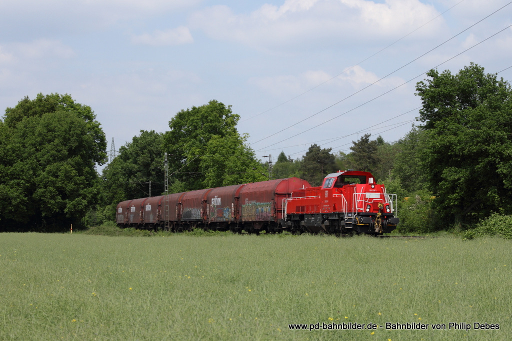 265 028-1 (DB Schenker) mit einem Güterzug in Ratingen Lintorf, 22. Mai 2015