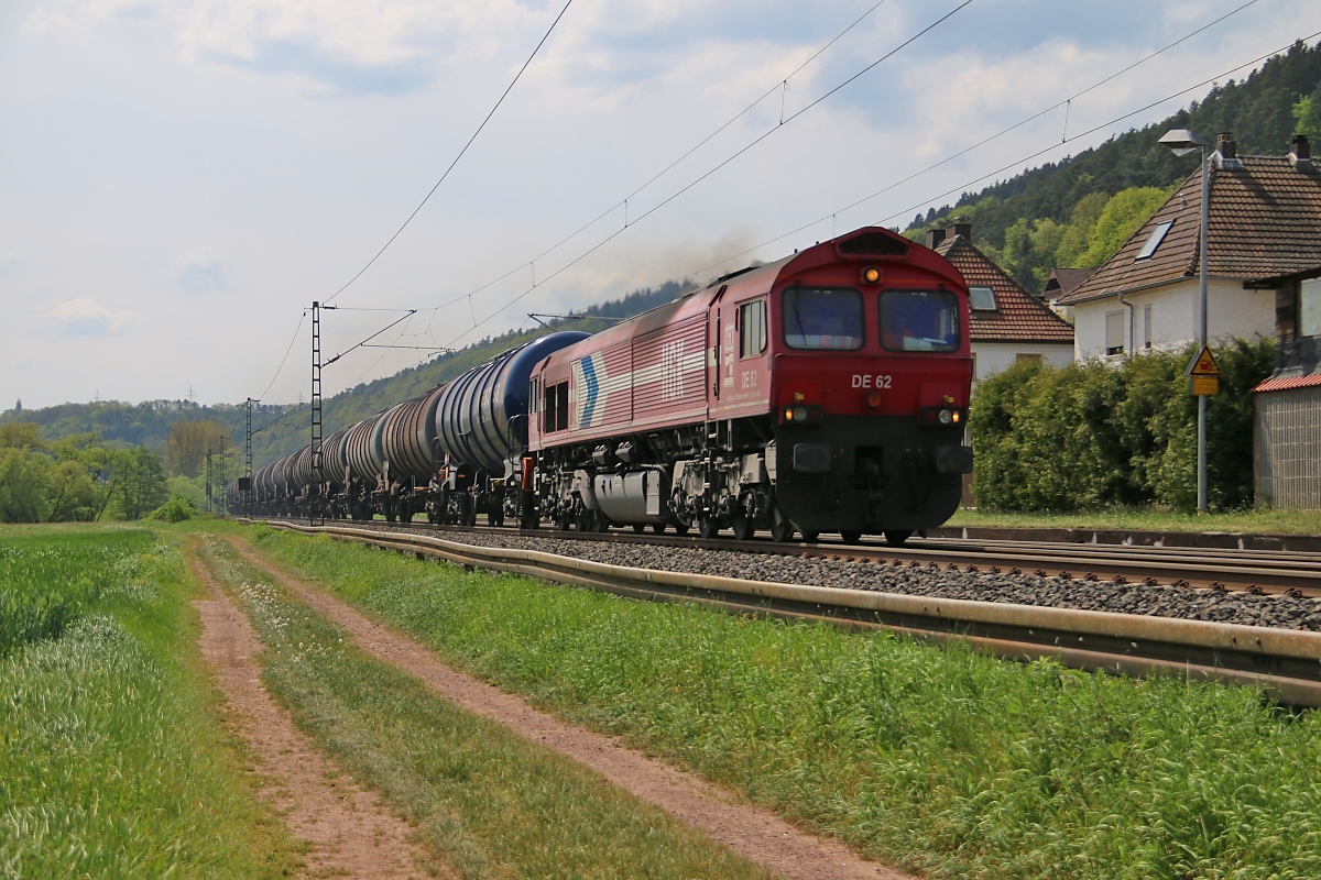 266 062-9 (HGK DE 62) mit Kesselwagenzug in Fahrtrichtung Norden. Aufgenommen am 10.05.2016 in Ludwigsau-Friedlos.