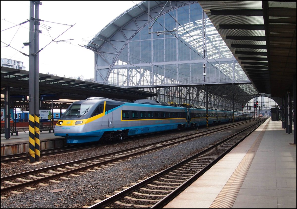 ČD 681 004-8  Pendolino  am 13.03.2017 in Prag Hauptbahnhof.