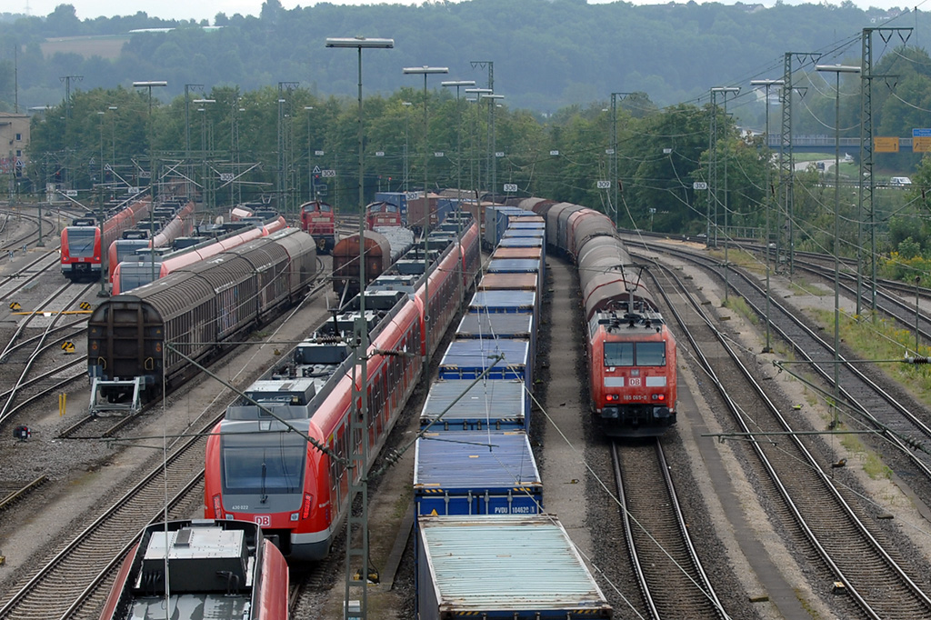 27.08.2017 Plochingen, 185 065-0 schiebt