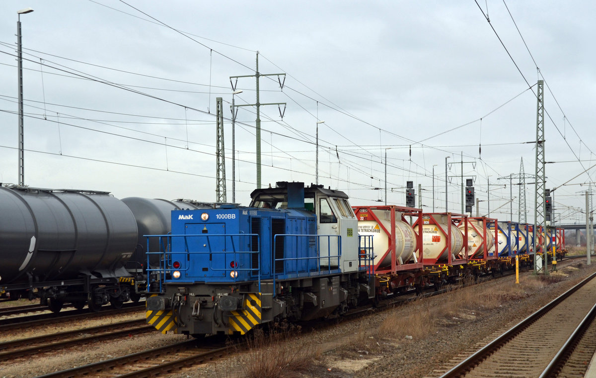 271 014 der Captrain Deutschland rollt am 06.12.16 mit dem Containerzug aus Aken in Bitterfeld ein.