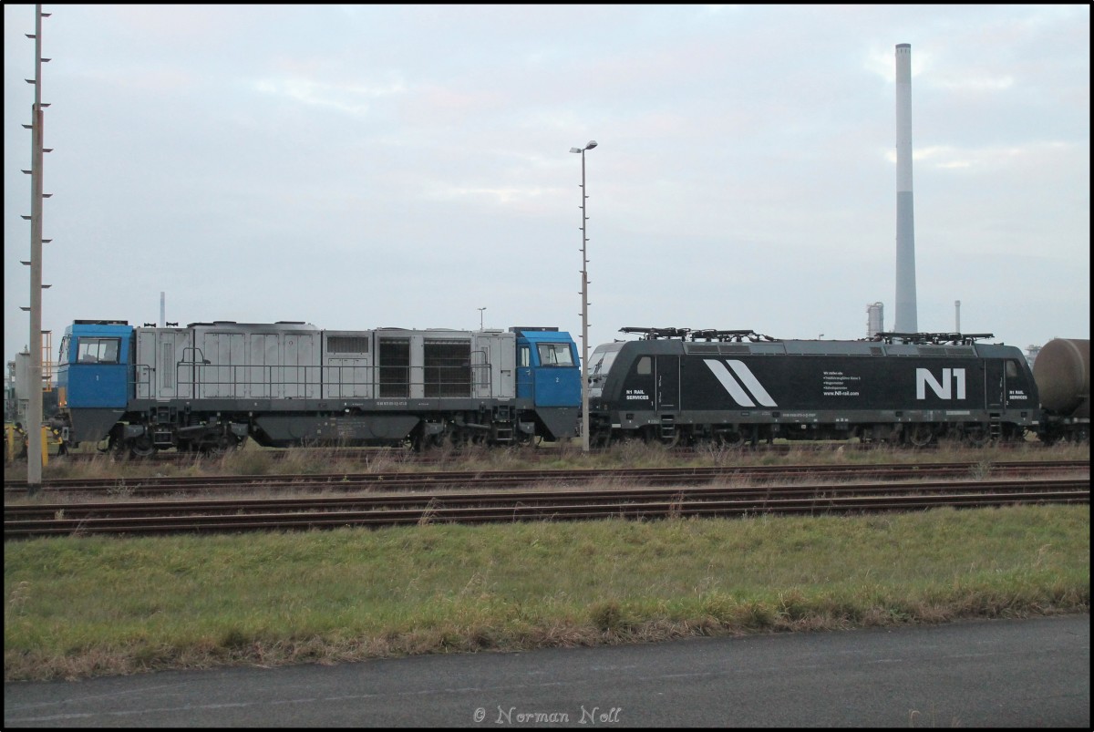 272 201-5 Vossloh G2000-3BB und 185 573-3 TRAXX warten mit Ihrem Kesselwagenzug darauf die Übergabefahrt nach Oldenburg zu beginnen um dann Elektrisch aus eigener Kraft weiter zu fahren.
Tankfarm Wilhelmshaven 27/11/2015