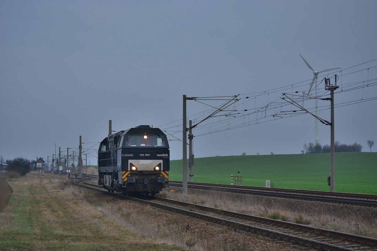 272 406 hat soeben den Sandzug mit 182 598-3 im Gleis 3 im bahnhof Sachsendorf abgestellt und fährt nun wieder auf dem Anschlussgleis zum Kieswerk.

Sachsendorf 01.03.2019