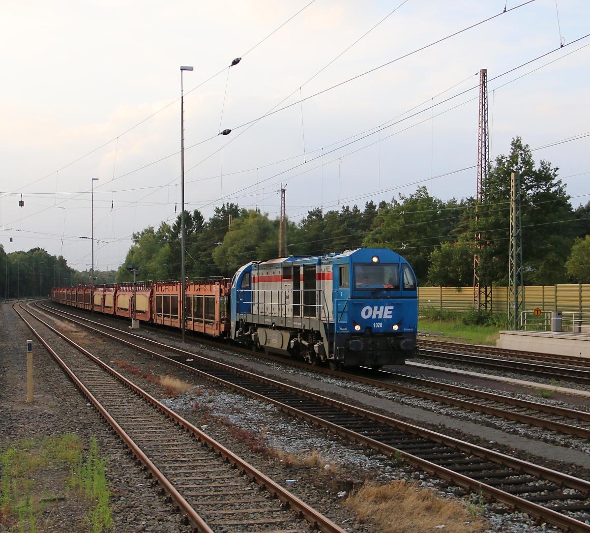 273 001-9 (OHE 1028) mit leeren Autotransportwagen in Fahrtrichtung Nienburg(Weser). Aufgenommen in Eystrup am 22.07.2015.