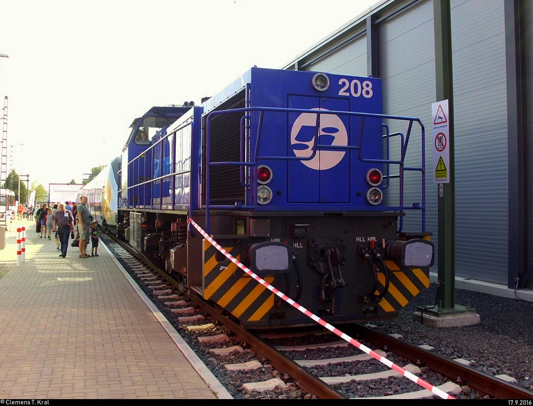 275 011-5 (Lok 208 | MaK G 1206) der Infraleuna GmbH steht im Bw von Abellio Rail Mitteldeutschland anlässlich des 20. Sachsen-Anhalt-Tags in Sangerhausen. [17.9.2016]