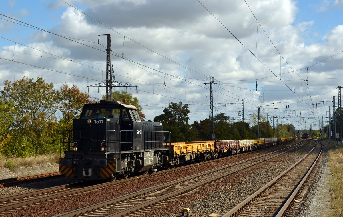 275 627 der northrail ist noch in den Farben des Vorbesitzers unterwegs. Am 25.09.18 führte sie einen Flachwagenzug durch Saarmund Richtung Seddin.