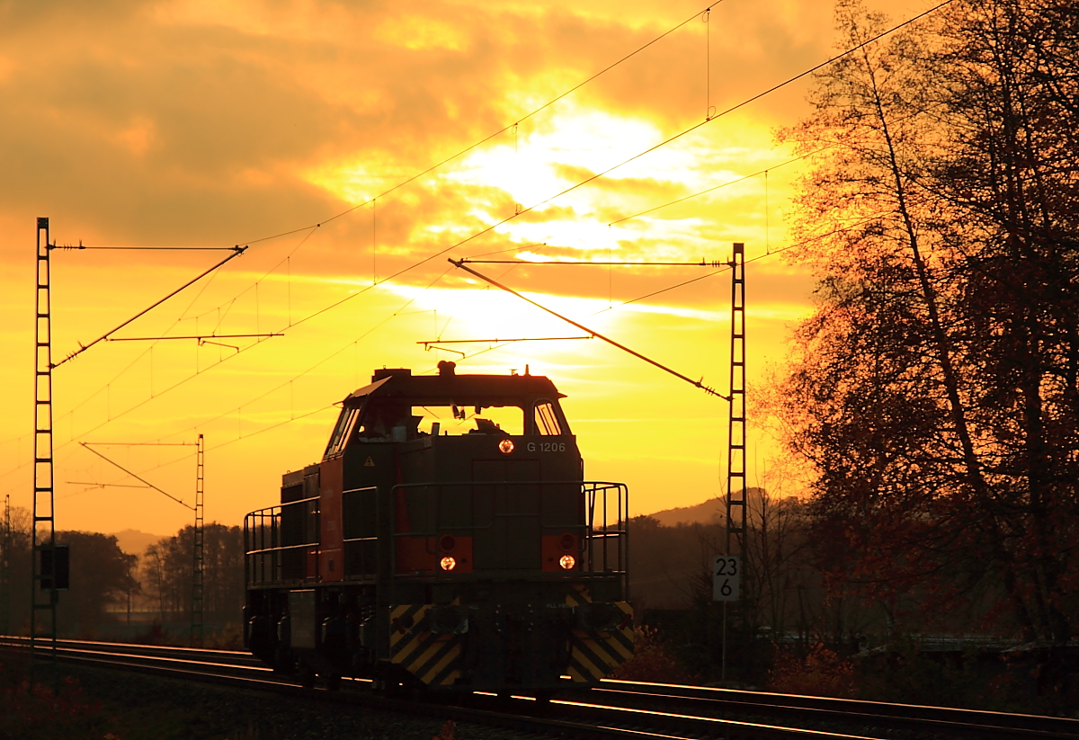 275 805-0 Sonata bei Staffelstein während des Sonnenuntergangs am 12.11.2015.