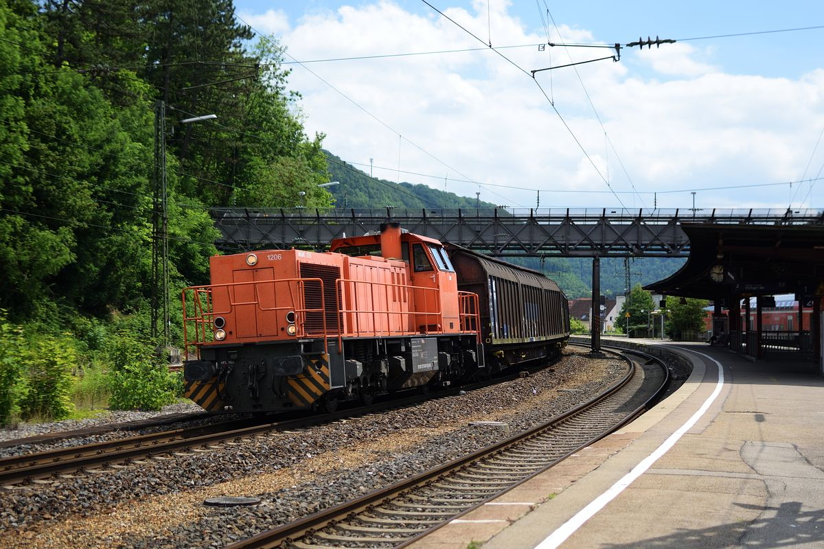 275 867 fährt am 12. Juli 2018 mit einigen Schiebewandwagen durch den Bahnhof von Geislingen (Steige) Richtung Plochingen.
