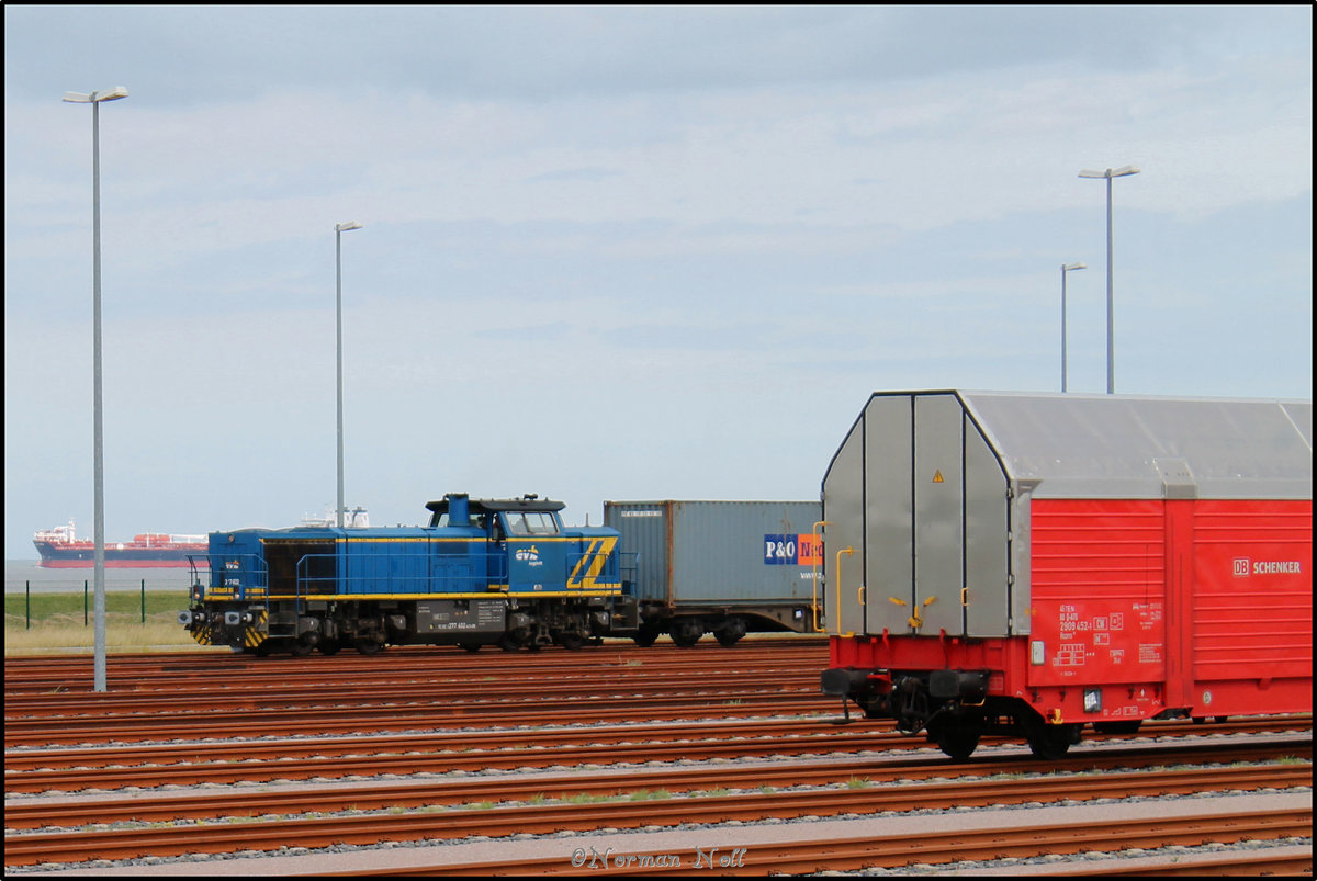 277 402-4 bei der Ausfahrt mit Ihrem Containerzug über die Vorstellgruppe am Jade-Weser-Port.  10/07/2016 Wilhelmshaven