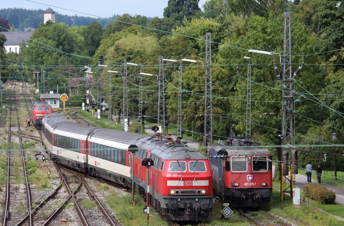 27.7.2014, Hochbetrieb in Lindau Hbf. 218 487 und 476 mit EC 1290 passieren in der Weichenstraße 421 375 während 218 456 + 495, die Einfahrt abwarten und dann zum Abstellen umsetzen.