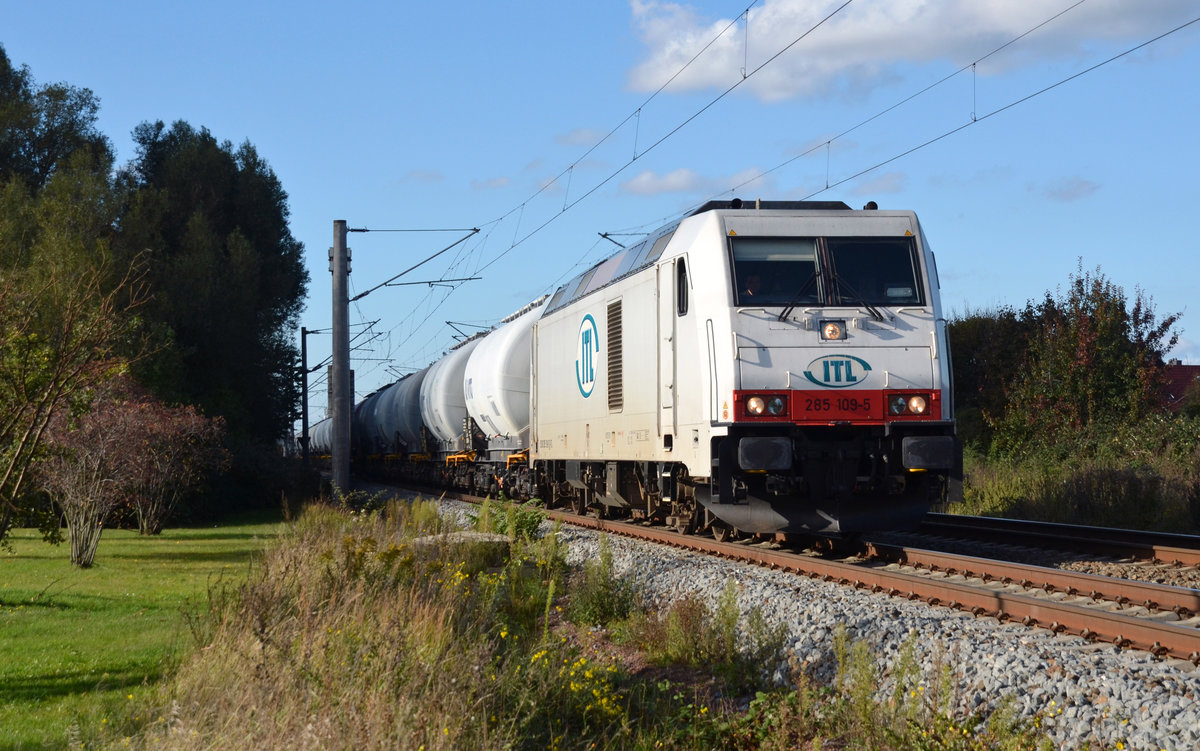 285 109 der ITL führte am 08.10.17 den aus Stassfurt kommenden Sodazug durch Greppin Richtung Bitterfeld. Die Lok wird von der Bitterfelder RBB eingesetzt.