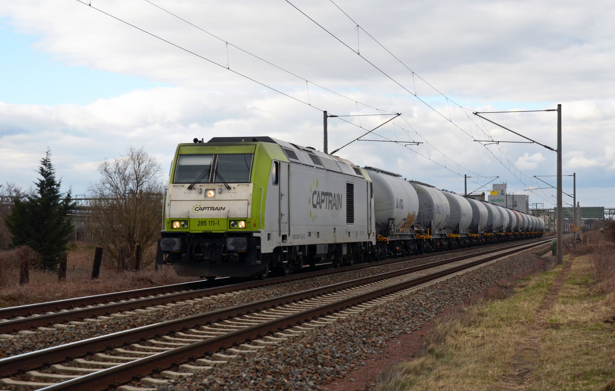 285 111 der Captrain bespannte am 05.03.17 den Silozug vom Stassfurter Sodawerk nach Bitterfeld. Hier passiert der Zug kurz vor seinem Ziel Greppin.