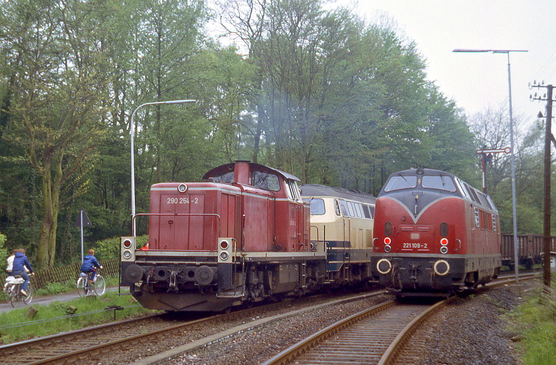 290 254 + 215 018, Heiligenhaus Hofermühle, 09.05.1983.
