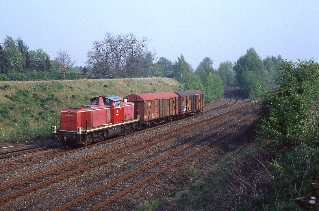 290 298 erreicht mit einer Übergabe den Bahnhof Bövinghausen aus Richtung Schwerin, 27.04.1993. Das genaue Ziel der Fahrt ist nicht bekannt.

