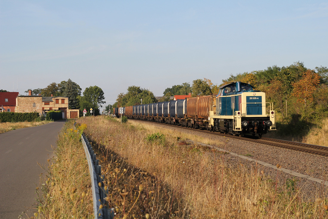 291 035 (zum Aufnahmezeitpunkt für die Ascherslebener Verkehrsgesellschaft im EinsatZ) mit dem Müllzug Watenbüttel - Staßfurt. // Förderstedt // 2. September 2016