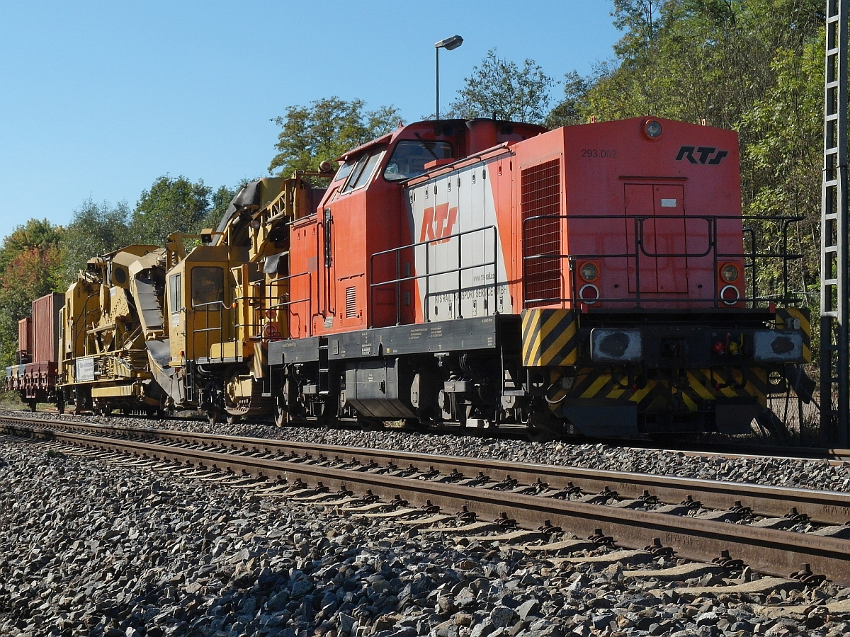 293 002 der RTS mit einem Gleisbauzug am 14.10.2014 bei Ulm-Einsingen. Auf Grund von Gleisbauarbeiten war die Südbahn zwischen Ulm und Laupheim West für zwei Wochen für den planmäßigen Verkehr gesperrt.
