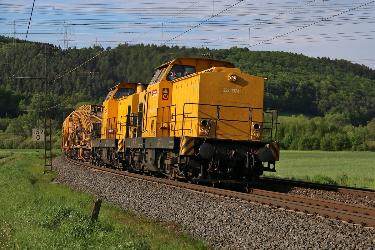 293 007-1 und 293 010-5 vor einem Bauzug in Fahrtrichtung Süden. Aufgenommen am 13.05.2015 zwischen Mecklar und Ludwigsau-Friedlos.