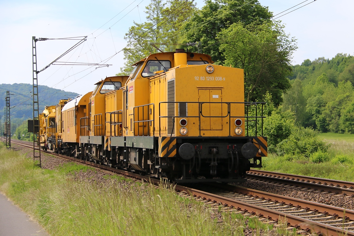 293 008-9 mit 293 011-3 und Bauzug in Fahrtrichtung Norden. Aufgenommen zwischen Wehretal-Reichensachsen und Eschwege West am 21.05.2014.