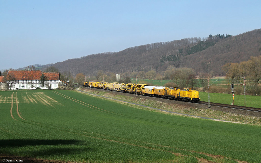 293 009 + 293 011 mit Bauzug am 02.04.2016 bei Wispenstein.