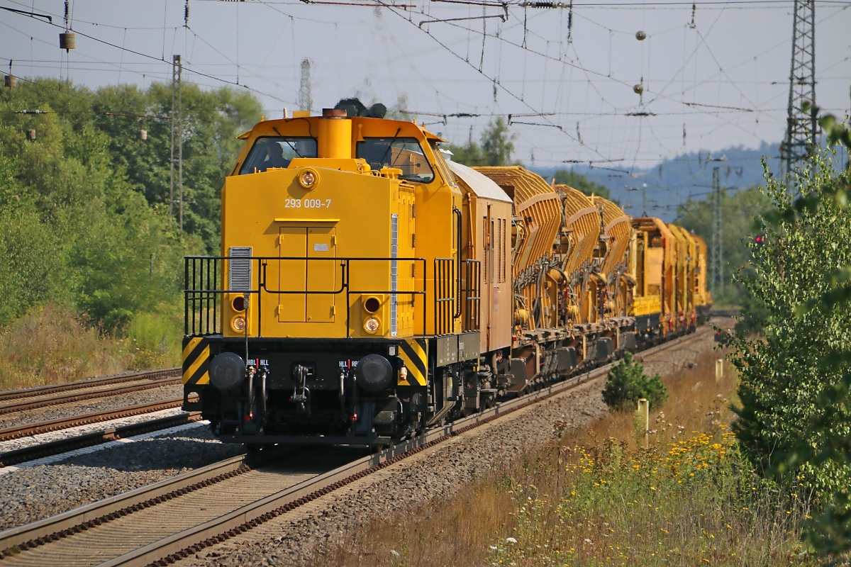 293 009-7 mit Bauzug in Fahrtrichtung Süden. Aufgenommen am 22.08.2015 in Eichenberg.