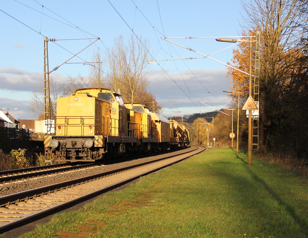 293 011-3 mit einer weiteren Bahn Bau 293 und einem kurzen Bauzug in Fahrtrichtung Süden. Aufgenommen in Ludwigsau-Friedlos am 09.11.2013.