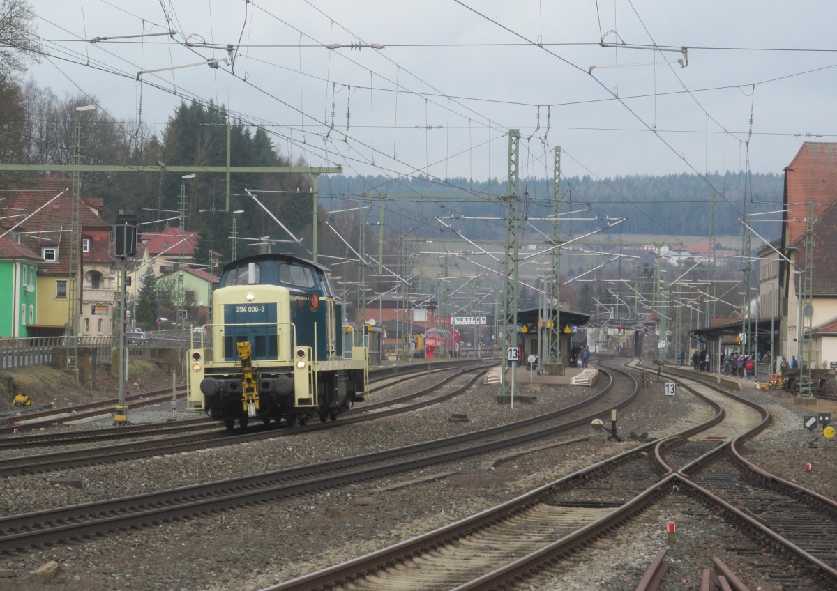 294 096-3 von Railsystems durchfährt am 21. Februar 2014 solo den Bahnhof Kronach in Richtung Lichtenfels.