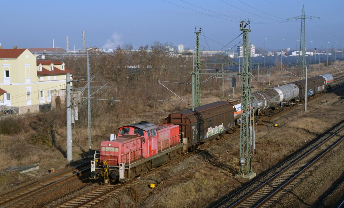294 576 beschleunigt am Morgen des 16.02.17 ihre Übergabe zum Rangierbahnhof Engelsdorf aus Bitterfeld hinaus.