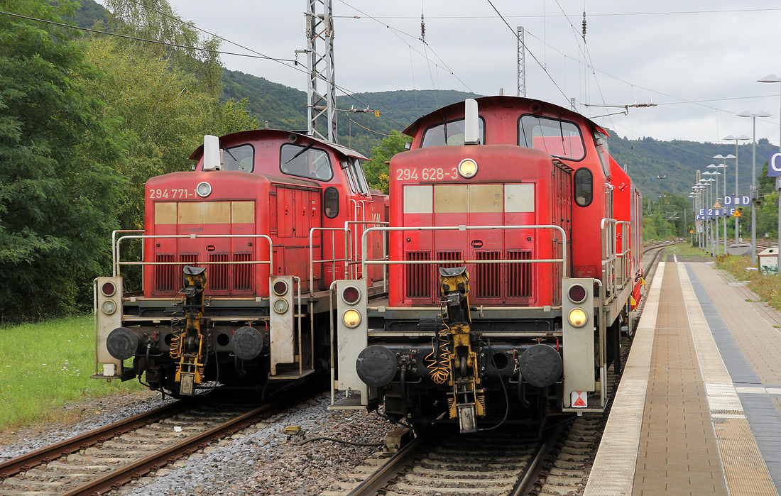 294 628 ist mit einem Hilfsgerätewagen nach Bullay (DB) gekommen um die defekte 294 771 abzuholen.
Aufgenommen am 10. September 2017.