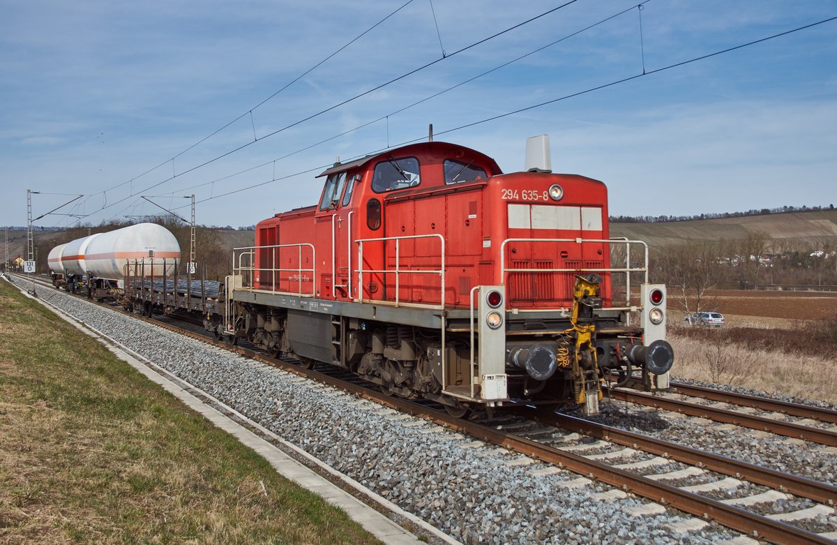 294 635-8 ist in Richtung Winterhausen am 15.03.2018 bei Würzburg/Süd unterwegs.