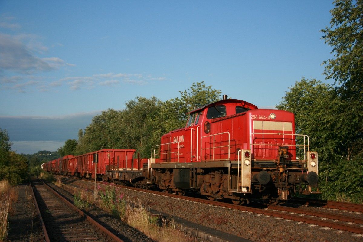 294 644-0 fährt mit ihrem abendlichen Lahntaler Güterzug der untergehenden Sonne entgegen.