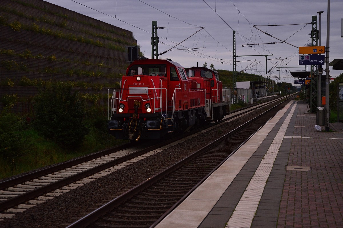 294 670-6 wird hier von der Gravita 261 101-0 durch Allerheiligen gen Köln gezogen. 24.9.2015