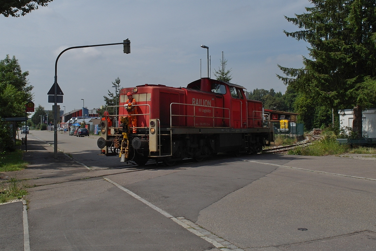 294 695-2 auf der Fahrt ins Tanklager eines Heizölhändlers in Ulm-Donautal, um die erste Ladung entleerter Kesselwagen abzuholen (22.07.2016).