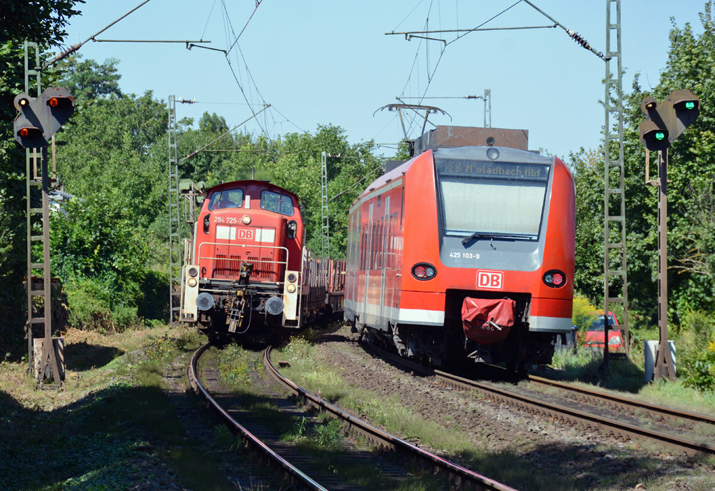 294 725-7 mit Güterwagen und 425 103-9 RE8, Begegnung in Bonn-Beuel - 17.08.2016