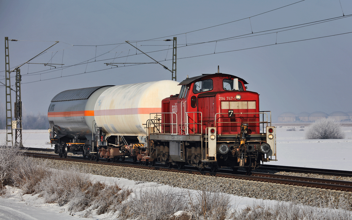 294 747-1 dieselt mit einer Gaszustellung bei Osterhofen vorbei.Bild vom 20.1.2017