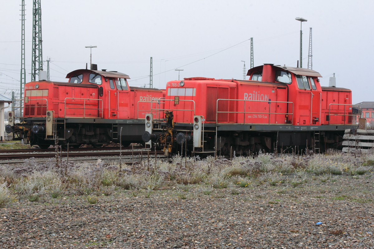 294 765-3 DBSR und 294 685-3 DBSR in Lichtenfels am 28.11.2015.