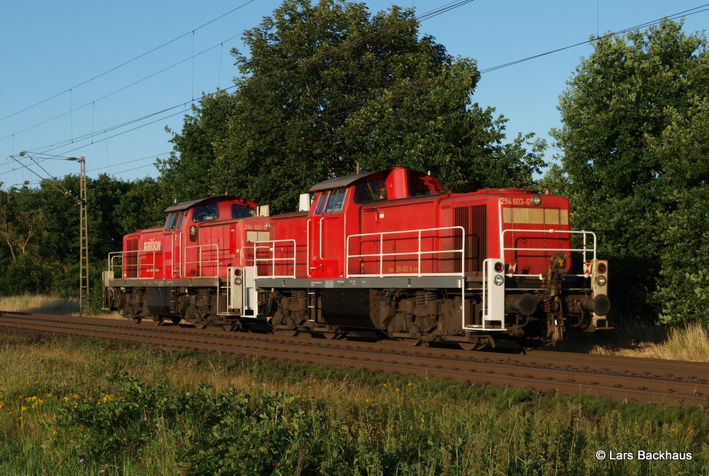 294 825-5 und 294 603-6 rollen am 01.07.15 als Tfzf durch Dörverden Richtung Nienburg.