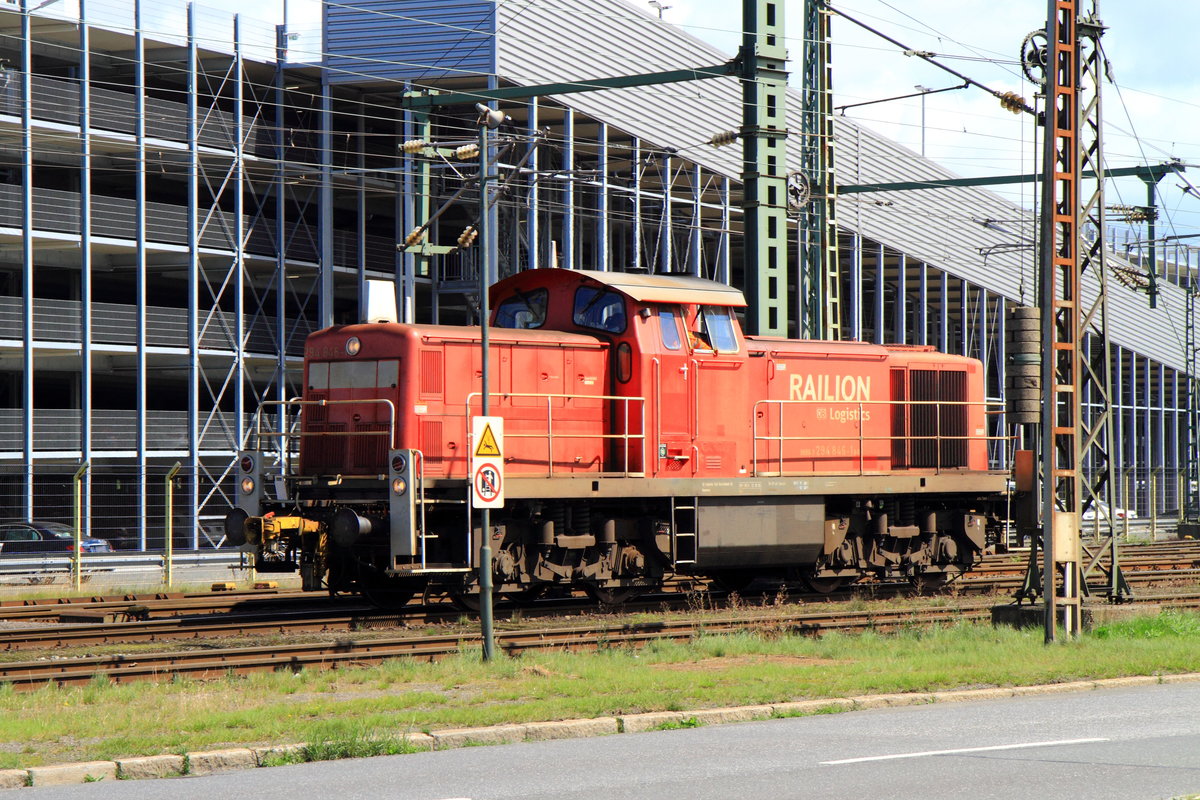 294 846-1 passing a car depot in Bremerhafen 15.08.2016