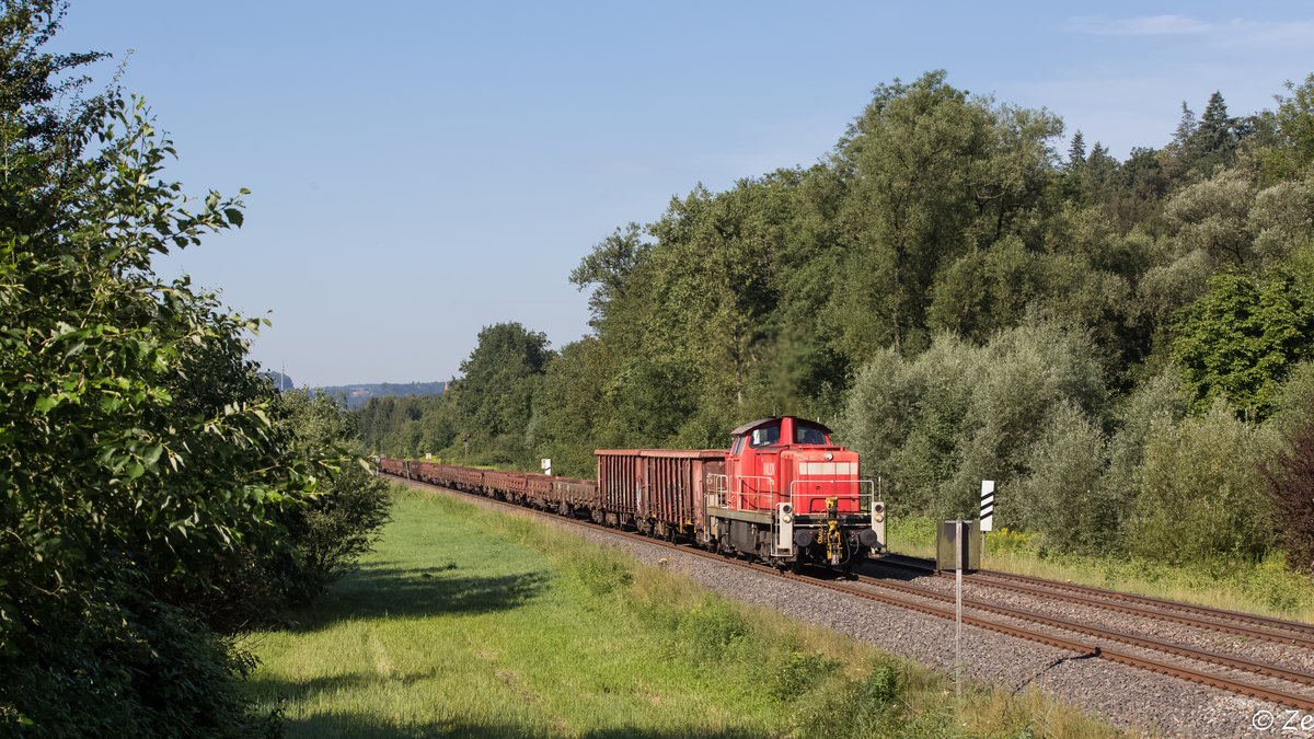 294 861-0 brachte am 04.08.2016 einen außergewöhnlichen langen Güterzug von Ravensburg nach Ulm. Grund dafür war die Rückführung von Wagen, die Oberbaumaterial für den Bahnhofsumbau nach Ravensburg brachten. Hier zieht die Fuhre gerade kurz nach Mochenwangen das Schussental empor.