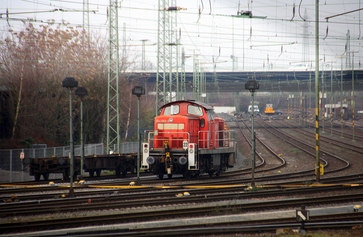 294 893-3 Schenker-Rail Deutschland rangiert in Neuss-Gbf . 
Aufgenommen vom Bahnsteig 8 in Neuss-Hbf. 
Bei Sonne und Wolken am Kalten Nachmittag vom 6.1.2018.