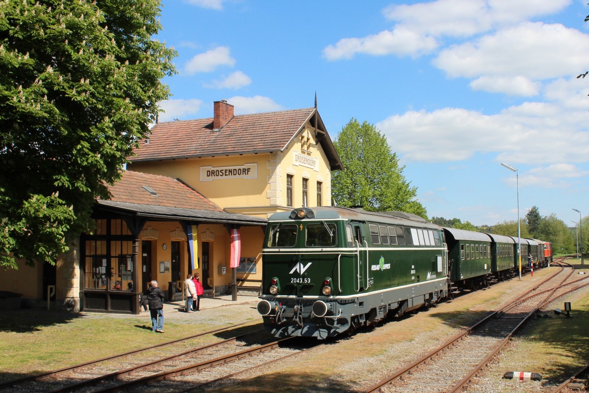 2943 053 mit dem am Zugschlussbefindlichen 2050 009 als R 16972 von Retz (R) nach Drosendorf. Hier bei der Einfahrt in den Zugendbahnhof; am ß4.05.2014