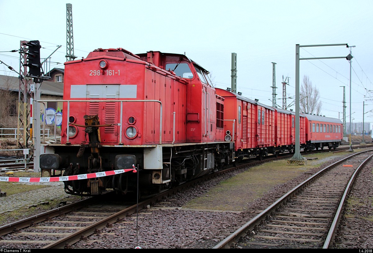 298 161-1 der Traditionsgemeinschaft Bw Halle P e.V. mit Rettungszug steht während des Osterfests im DB Museum Halle (Saale). [1.4.2018 | 11:18 Uhr]