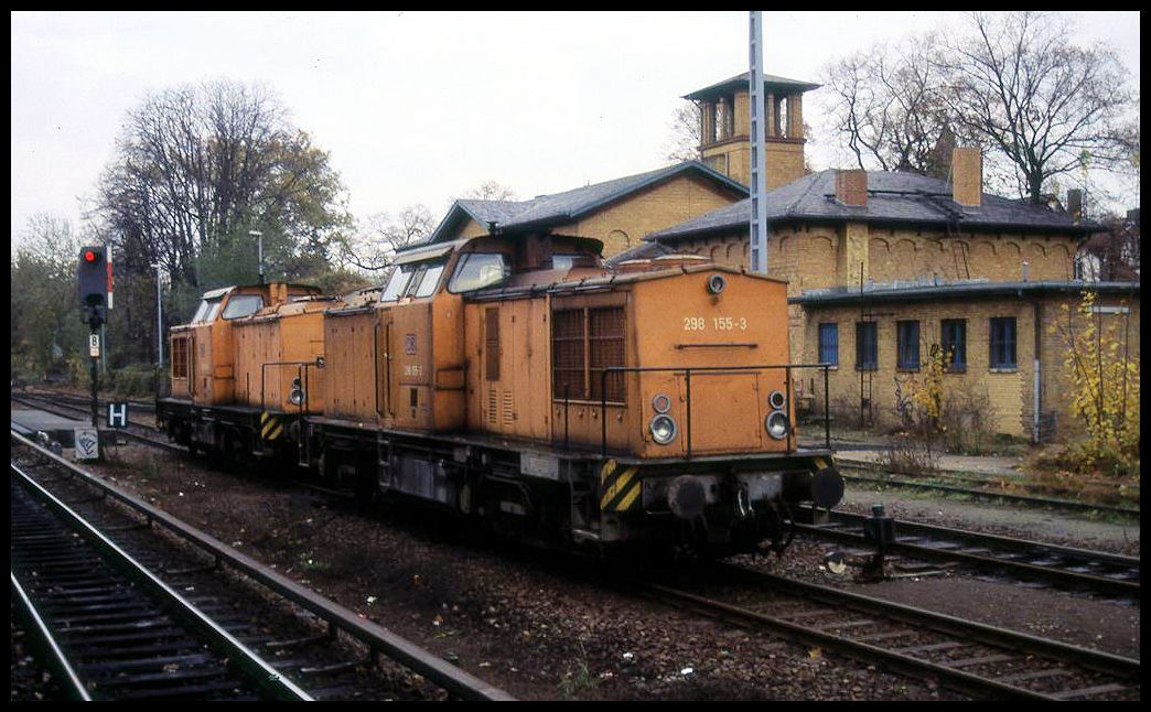 298155 und 298055 fahren hier am 15.11.1995 durch den Bahnhof Lichterfelde West.