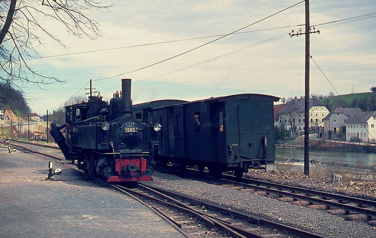 298.52 setzt Anfang April 1975 in Grünburg um. Nachdem die ÖBB den Betrieb am 01.03.1982 stillgelegt hatten, übernahm die ÖGEG den Abschnitt von Steyr Lokalbahn bis Grünburg, heute verkehren hier Museumszüge.