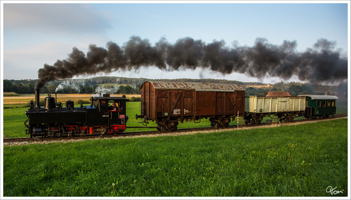 298.56 fährt auf der Stainzerbahn mit einem aufgeschemeltem Güterzug von Kraubath nach Stainz. LG an das Lokpersonal :O)
Herbersdorf 25.09.2013