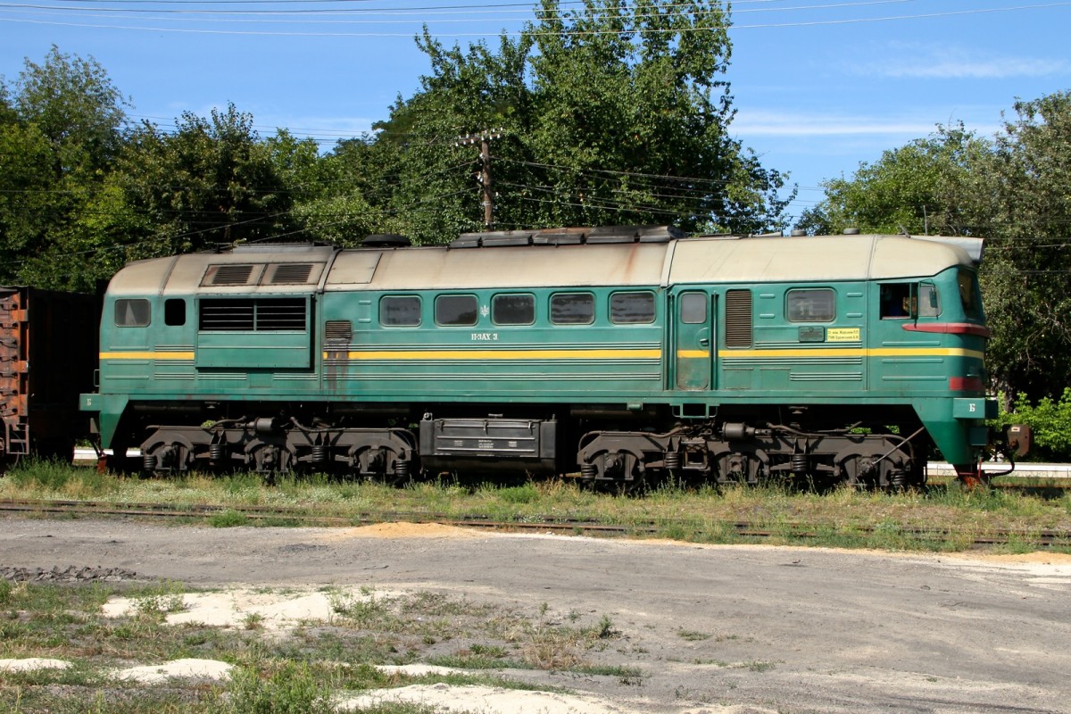 2M62-1050 in solo am Bahnhof von Zhaskhiv am 17.08.2015.