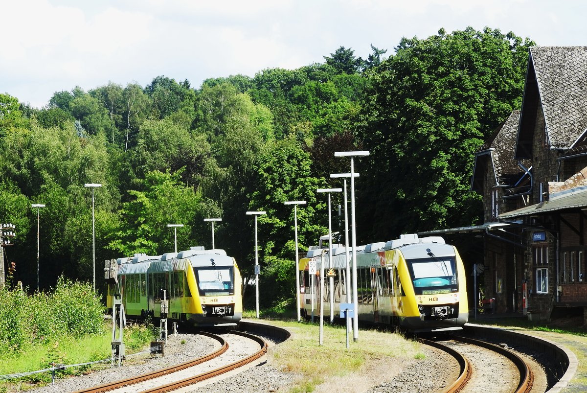 2x VT 261 IM BAHNHOF HACHENBURG/Ww.
Am 20.8.2016 warten 2 Triebwagenzüge VT 261.2 der HLB im Bahnhof Hachenburg auf
ihre nächsten Einsätze....