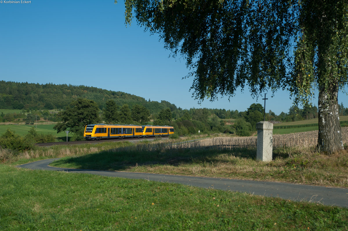 2x648 als OPB79734 von Regensburg nach Marktredwitz beim Wegkreuz in Lengenfeld, 27.08.2016