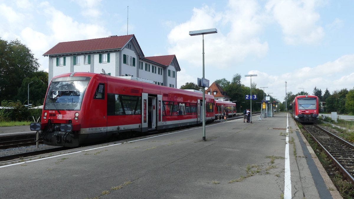 3 650er stehen zum Umsteigen zwischen den Strecken nach Memmingen, Lindau und Aulendorf in Kißlegg. Aufgenommen am 8.9.2018 11:35