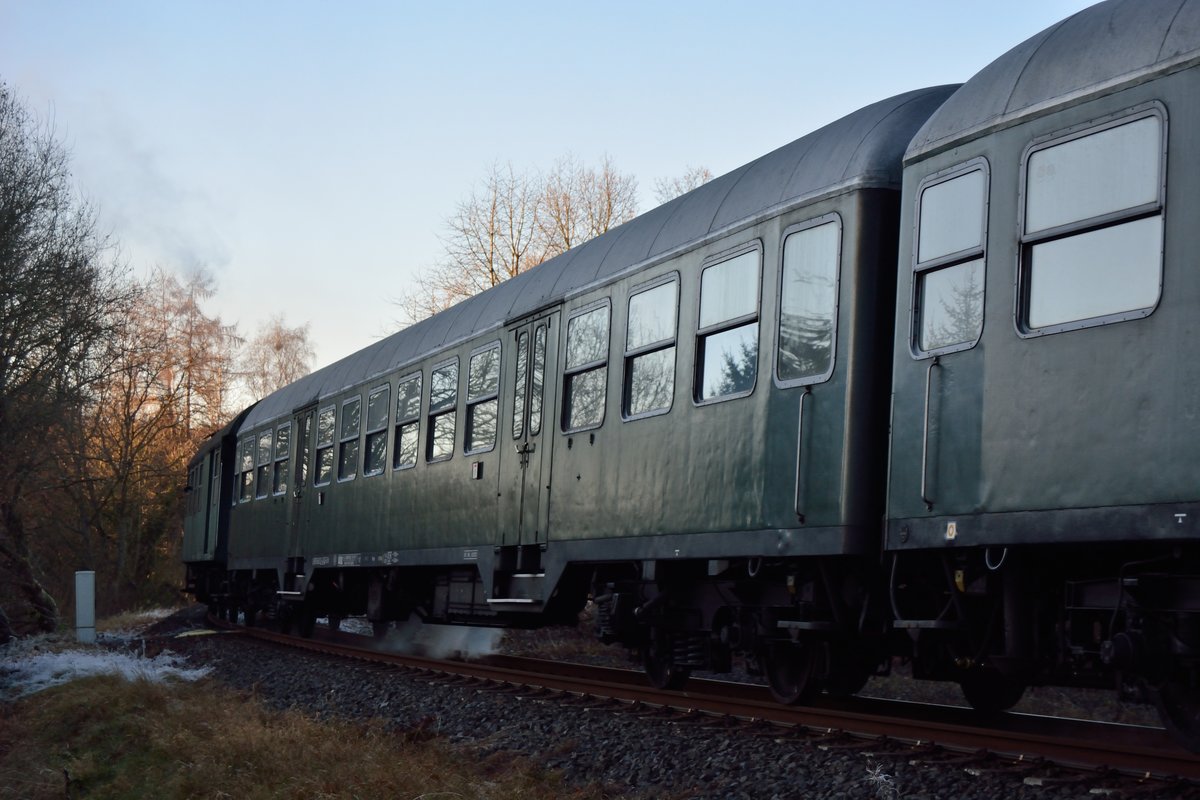 3 Wagen des Sonderzuges wurden noch wie damals mit Dampfheizung betrieben.

Berzhahn 03.12.2016