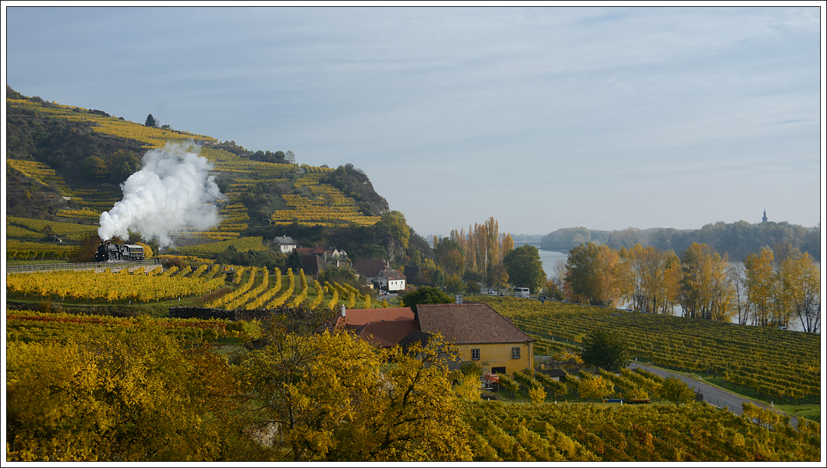 310.23 mit dem Sonderzug 17264 von Wien nach Spitz am 28.10.2016 kurz nach Stein-Mautern in der Wachau.